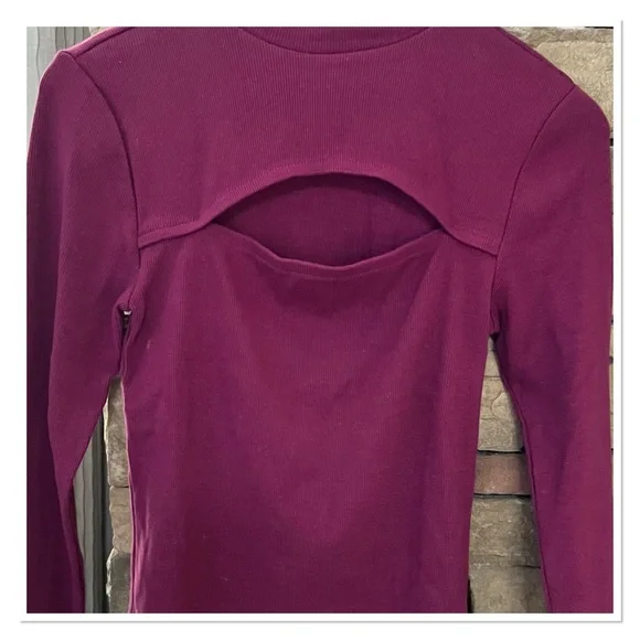 GAP Rib Cutout Top - Picture 6 of 8